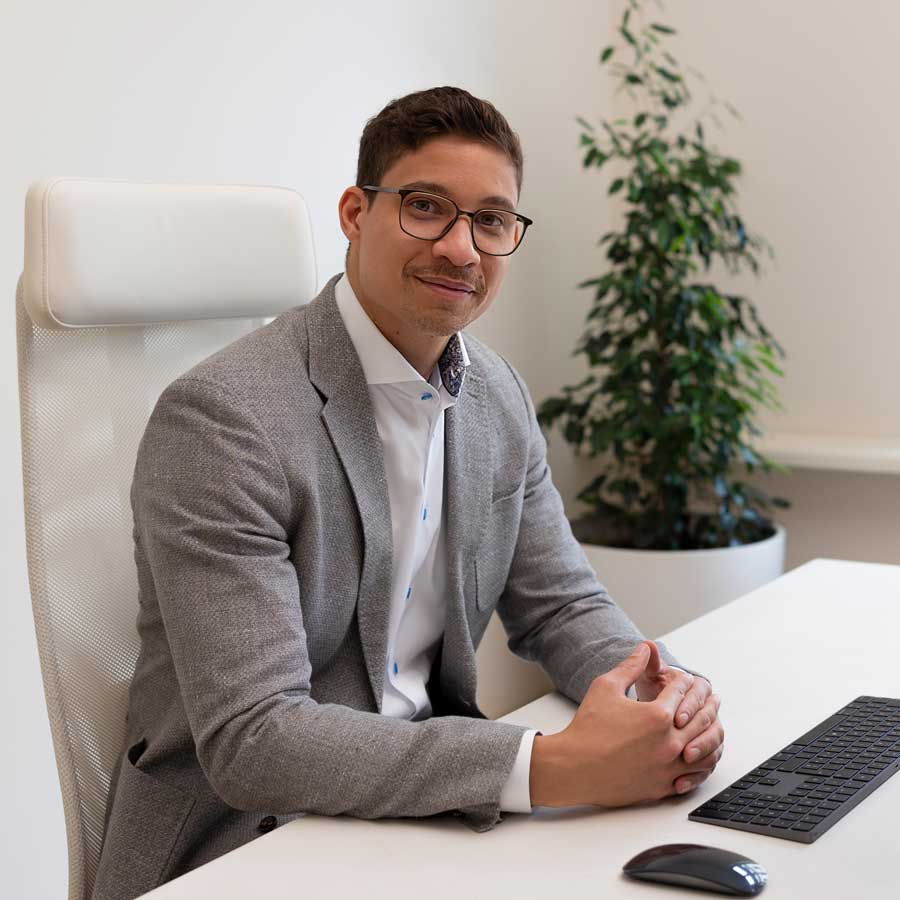 Raphael Oliver Ramsteiner Gründer und Geschäftsführer Firaco GmbH Über FIRACO GmbH: Wir sind ein junges und dynamisches Consulting, Treuhand und Prozessmanagement Unternehmen, mit Sitz in Basel. Gründer Raphael Oliver Ramsteiner